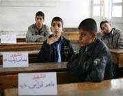اطفال غزة يعودون الى مدارسهم حاملين 