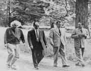 هومی بابا (سمت راست)، به همراه فیزیکدانان از جمله اینشتین