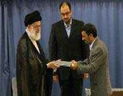 la cérémonie de confirmation de l’élection de mahmoud ahmadinejad par le guide suprême ali khamenei le 3 août 2009.
