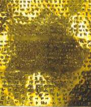 tablette en or, gravée d’un texte en cunéiforme.