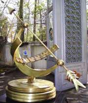maquette iranienne de la première horloge solaire antique égyptienne.