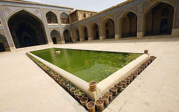 آشنایی با آثار معماری:  مسجد نصیرالملک شیراز از مساجد بسیار زیبا و بدیع ایران است.  بازی نور و رنگ این مسجد که به خاطر شیشه های رنگی آن است، مناظر جالبی را برای عکاسان پدید می آورد.