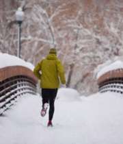 دویدن در برف زمستانی