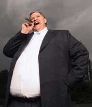 مردی چاق در حال سیگار کشیدن