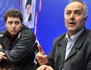 عزيز عليحسيني در کنار فرزندش