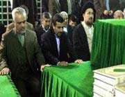 mahmoud ahmadinejad et les membres de son gouvernement rendent hommage au défunt imam khomeyni 