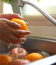 شستن میوه