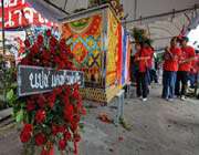 les chemises rouges thaïlandaises ont défilé à bangkok avec les cercueils de victimes des violences de samedi