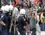 affrontements entre policiers et manifestants à athènes le 5 mai.