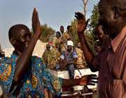 a bentiu, dans l’etat d’unité, les partisans du mouvement de libération des peuples du soudan félicitent taban deng après son élection au poste de gouverneur, le 23 avril.