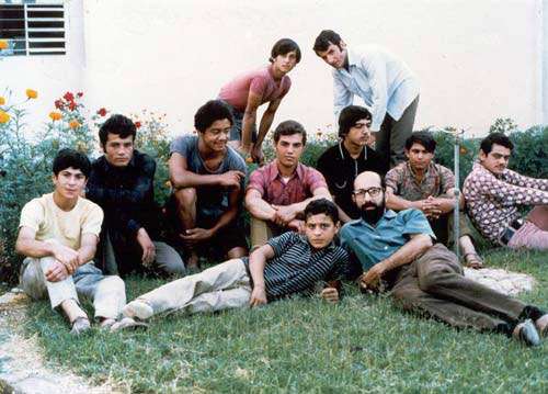 دکتر چمران در میان دانش آموزان موسسه صنعتی جبل عامل