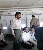 دکتر احمدی نژاد در حال نماز در هواپیما
