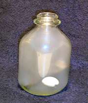 تخم مرغی در یک بطری شیشه ای