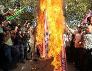 des iraniens brûlent le drapeau américain 