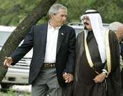 bush et le roi saoudien abdallah main dans la main à washington