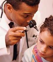 معاینه گوش کودک توسط پزشک