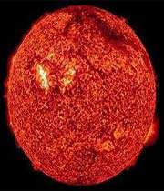 منطقه تیره بالای تصویر رشته‌ای از پلاسما در حال فرار از خورشید را نشان می‌دهد