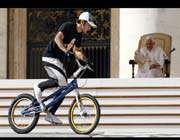 le pape assiste à une démonstration d’acrobatie à vélo