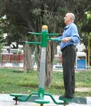 پیرمردی در حال ورزش کردن در پارک