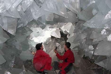 2011011618263215 crystal cave 8 شیشه ای ترین غار دنیا! + عكس