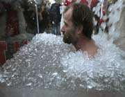le néerlandais wim hof s’immerge dans un bain de glace