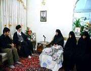 le guide suprême rend visite aux familles des deux scientifiques iraniens 