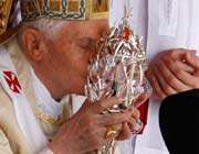 le pape benoît xvi embrasse un verre