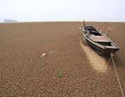un bateau dans une zone aride