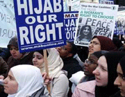 мусульманок просят снимать хиджаб за воротами