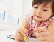خط خطی کردن کاغذ کودک در 2 سالگی