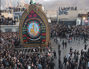 إيران الاسلامية تتوشح بالسوداد في ذکرى ملحمة الطف الدامية 