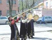 célébrations de norouz avec des costumes traditionnels en azerbaïdjan