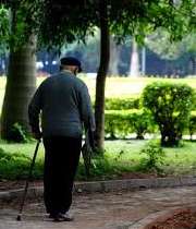 پیاده روی مردی مسن