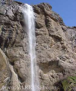 آبشاری در میان سنگ ها 