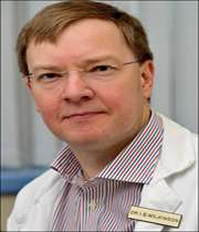 دکتر آیان ویکینسون مدیر بخش آزمایشهای بالینی دانشگاه کمبریج