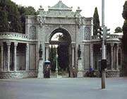 vue du portail d’entrée du palais de marbre dans les années 1960