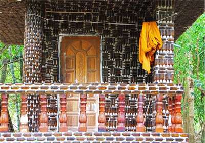 معبدی با بطری‌های رنگی