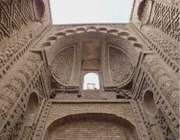 высокое кирпичное здание мечети джурджир