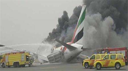 دبي تغلق مطارها وتعلق الرحلات اثر احتراق طائرة إماراتية تقل 275 راكباً