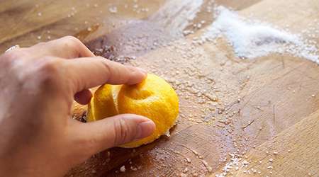 تمیزکردن تخته گوشت با لیمو و نمک