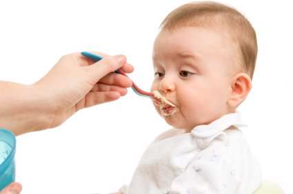 کودک را مجبور به غذا خوردن نکنید