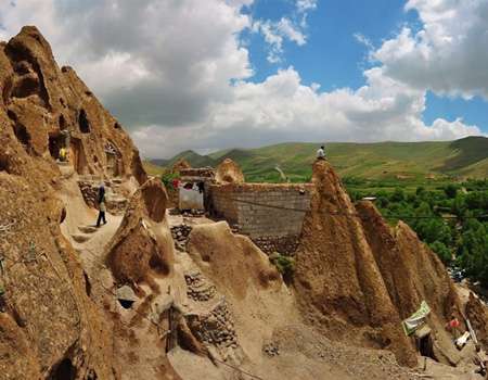 قرية كندوان السياحية تحفة فنية منحوتة بين الصخور 