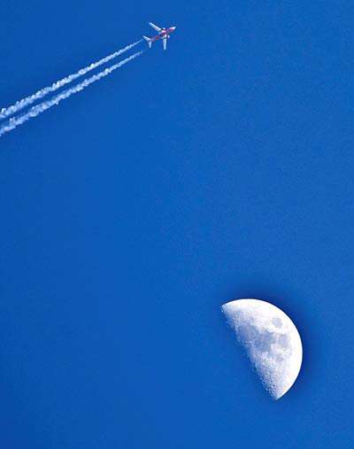 درخشش نور ماه در آسمان