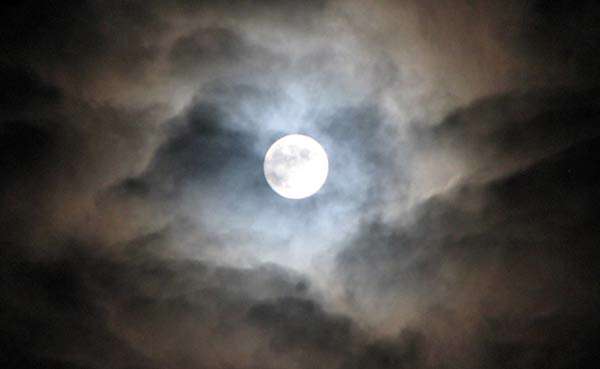 درخشش نور ماه در آسمان