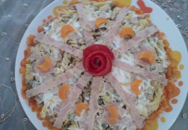 آشنایی با روش تهیه‌ی سالاد ماکارانی با کالباس