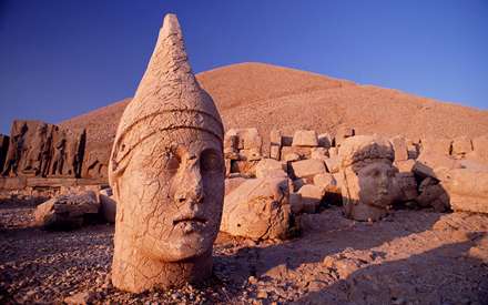 کوهي با سر هاي سنگي
