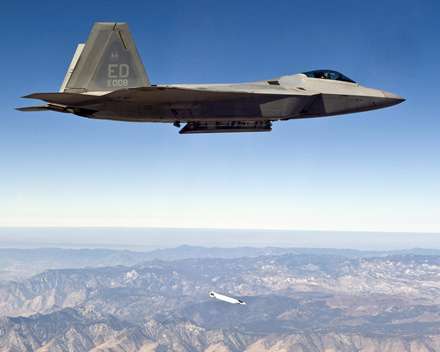جنگنده F-22 Raptor د رحال انداختن بمب