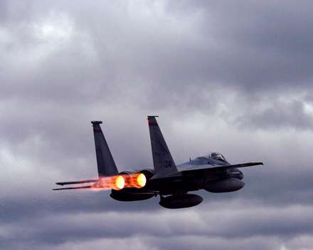 جنگنده f-15 درحال پرواز ازنماي پشت