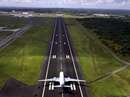 باند فرودگاه وهواپيماي درحال بلند شدن از زمين