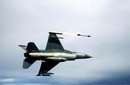 جنگنده f-16 در حا پرتاب راکت نماي زير